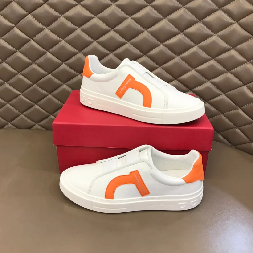 p400【Salvatore Ferraga**】New men's low-top casual shoes! Top-quality cow products, original lasts, made of imported cowhide, first-class texture, first-layer sheepskin lining! Original outsole! The details are exquisite and the style is versatile and upscale! Decorated with a three-dimensional Gancini logo, the back of the tongue and lace-up piping add a pop of color. The high-tech sole features a holographic pattern and Gancini details, making it ideal for a practical yet stylish everyday look. Code number 38-44 (45 can be customized)